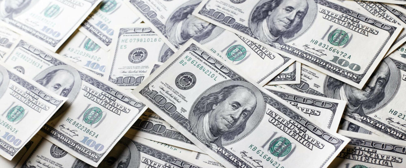 Kurs dolara do złotówki (USD/PLN) dzisiaj, 9 lutego 2026: 3.5527 zł. Co się dzieje z dolarem?