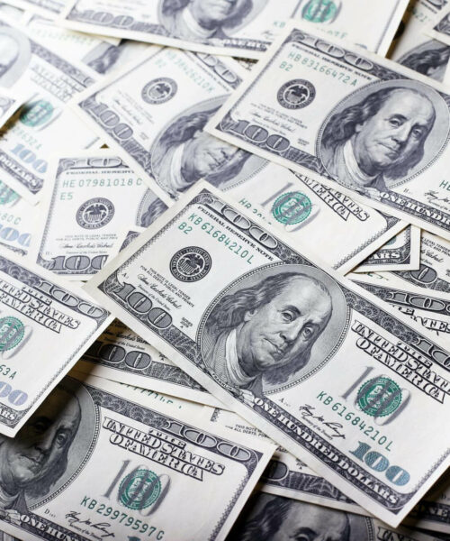 Kurs dolara do złotówki (USD/PLN) dzisiaj, 17.03.2026: 3.7046 zł. Co się dzieje z dolarem?