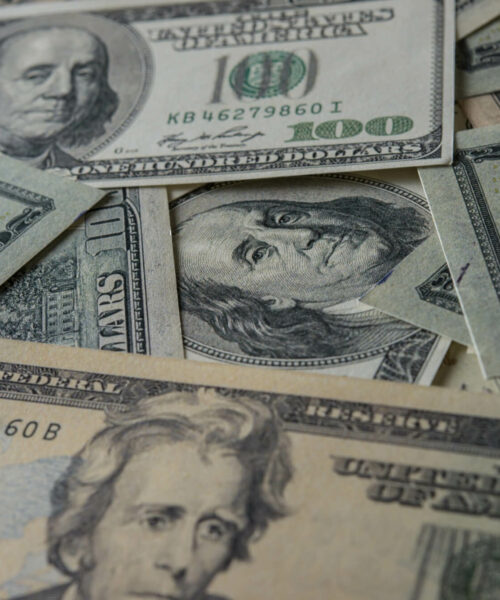 Kurs dolara do złotówki (USD/PLN) dzisiaj (24.03.2026): Spadek po wczorajszym szczycie. Co dalej z amerykańską walutą?