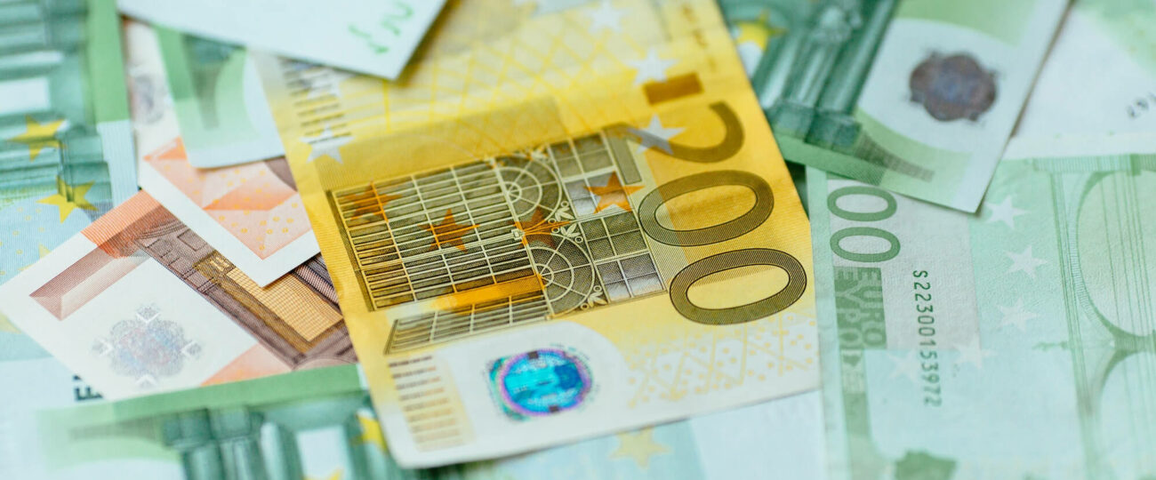 Kurs euro do złotówki (EUR/PLN) dzisiaj (2026-02-09). Ile kosztuje euro i jaki jest trend?
