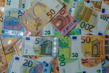 Kurs euro do złotówki (EUR/PLN) dzisiaj (2026-02-18). Ile kosztuje euro i jaki jest trend?