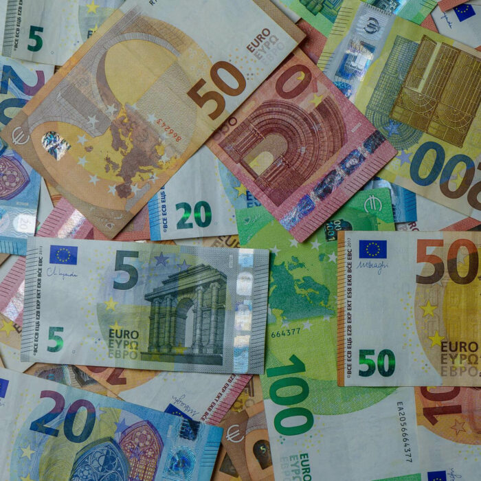 Kurs euro do złotówki (EUR/PLN) dzisiaj (2026-02-18). Ile kosztuje euro i jaki jest trend?